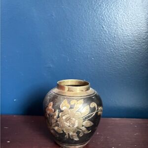 Elegant Black and Gold Floral Vase